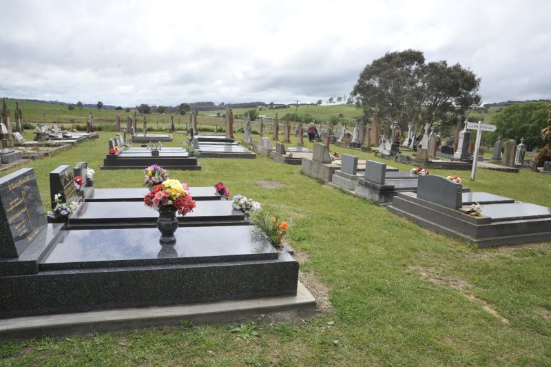 Gray/Chapter 15 CemeteryGray's Graves/_AEL6442